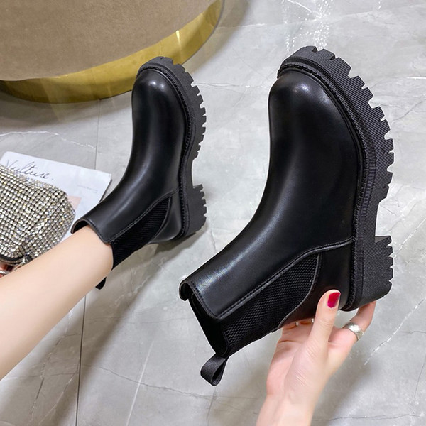 Női csizma durva talppal és elasztikus bokával