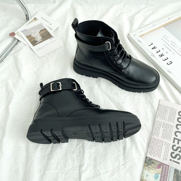 Praegused pandla ja paeltega naiste saapad