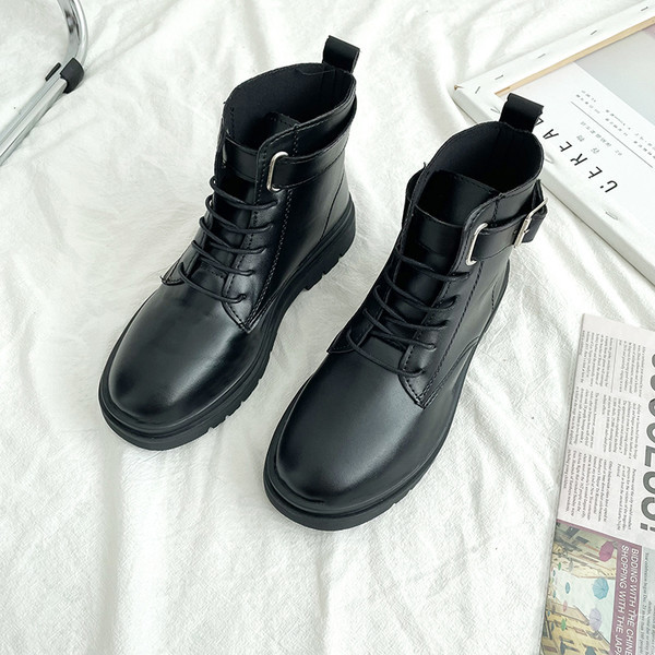 Praegused pandla ja paeltega naiste saapad