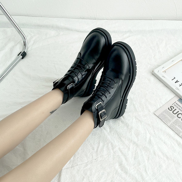 Praegused pandla ja paeltega naiste saapad