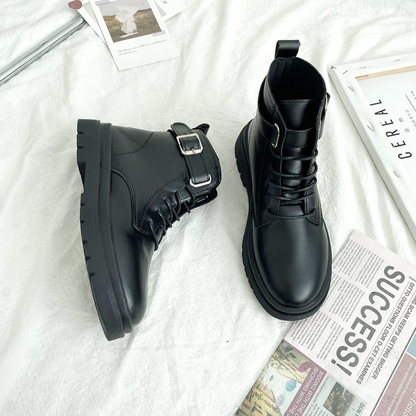 Praegused pandla ja paeltega naiste saapad