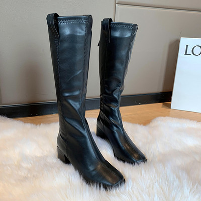 Műbőrből készült női csizma új modellje, magas 6 cm-es sarokkal - fehér és fekete