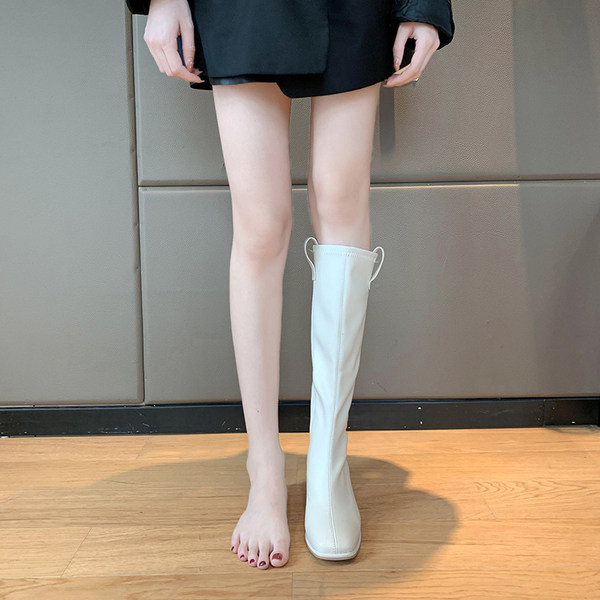 Műbőrből készült női csizma új modellje, magas 6 cm-es sarokkal - fehér és fekete