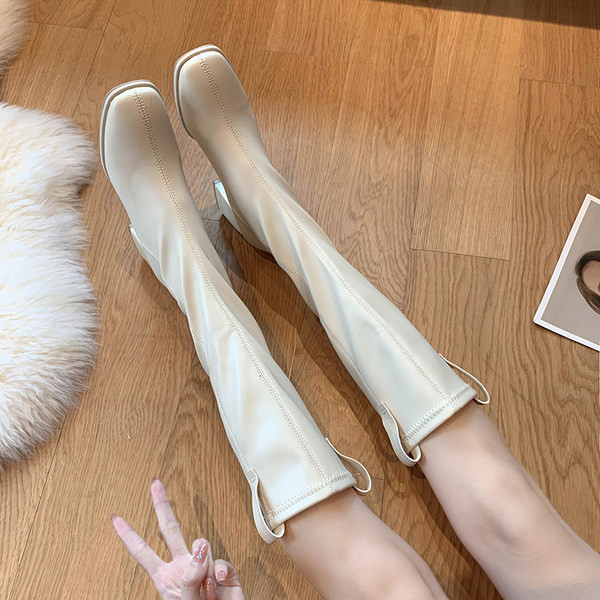 Műbőrből készült női csizma új modellje, magas 6 cm-es sarokkal - fehér és fekete