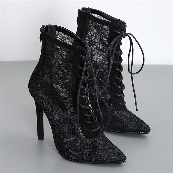 Stílusos női csizma fűzővel és fekete hímzéssel