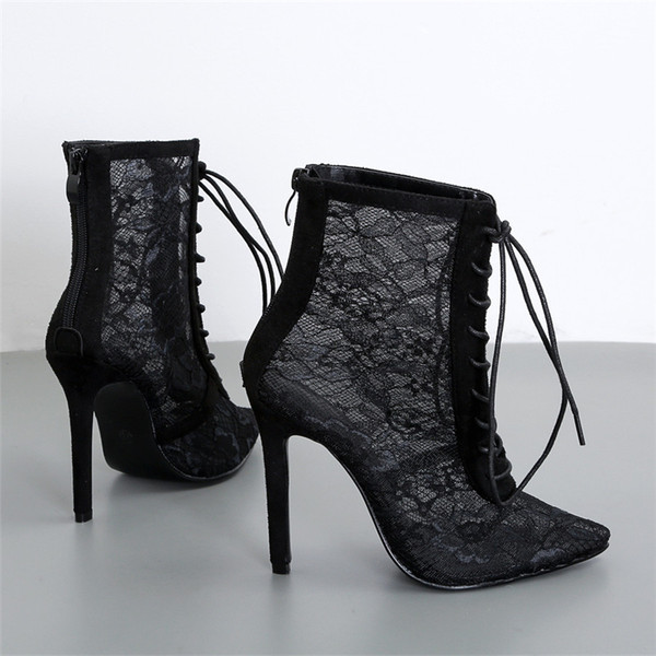 Stílusos női csizma fűzővel és fekete hímzéssel