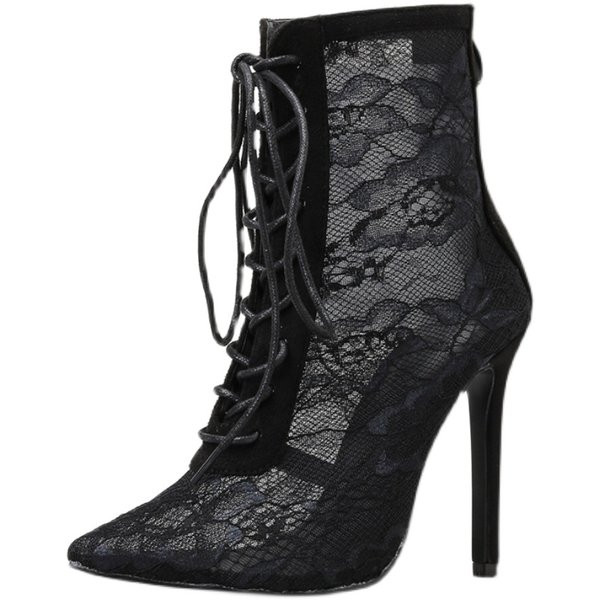 Stílusos női csizma fűzővel és fekete hímzéssel