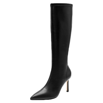 Stílusos női csizma cipzárral és magas vékony sarokkal