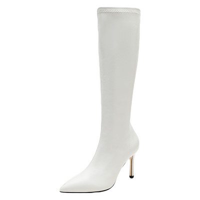 Stílusos női csizma cipzárral és magas vékony sarokkal