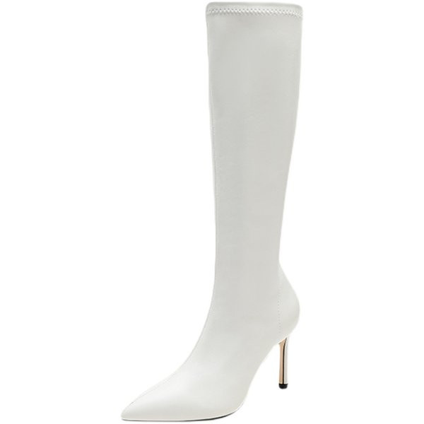 Stílusos női csizma cipzárral és magas vékony sarokkal