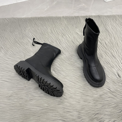 Modern női bőrcsizma durva talppal