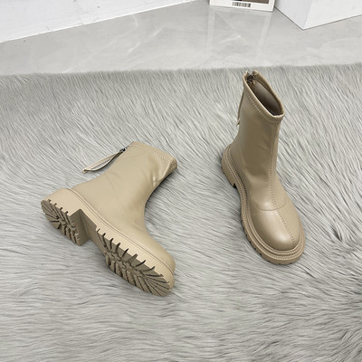 Modern női bőrcsizma durva talppal