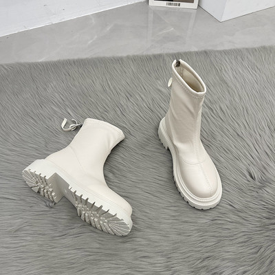 Modern női bőrcsizma durva talppal