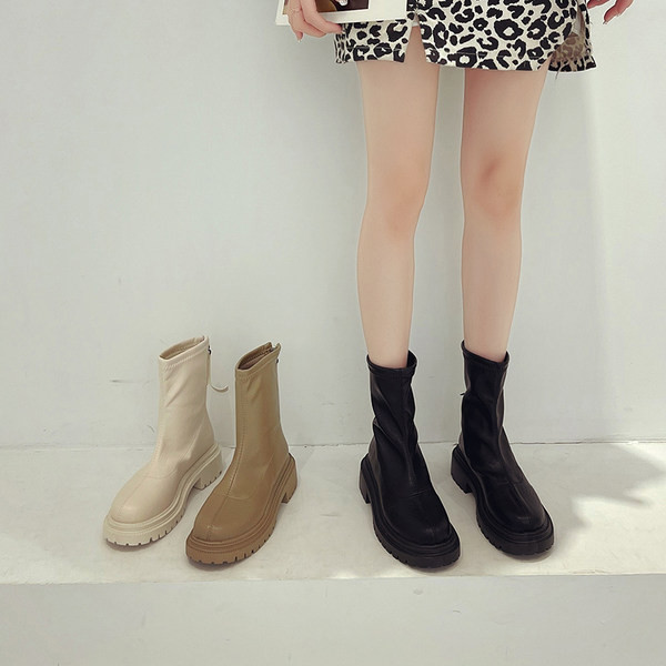 Modern női bőrcsizma durva talppal