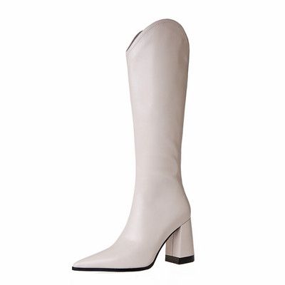 Stílusos női csizma hegyes modell cipzárral