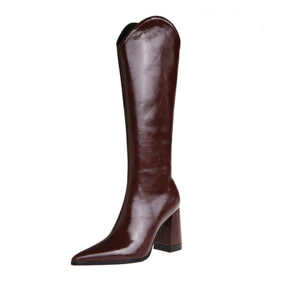 Stílusos női csizma hegyes modell cipzárral