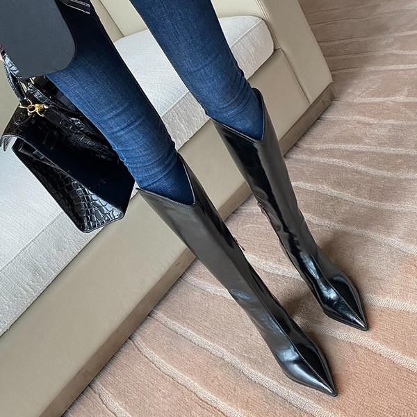 Stílusos női csizma hegyes modell cipzárral