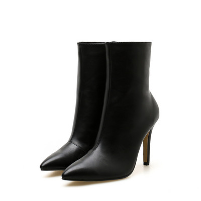 Ženske čizme s patentnim zatvaračem i tankom petom - model na špic