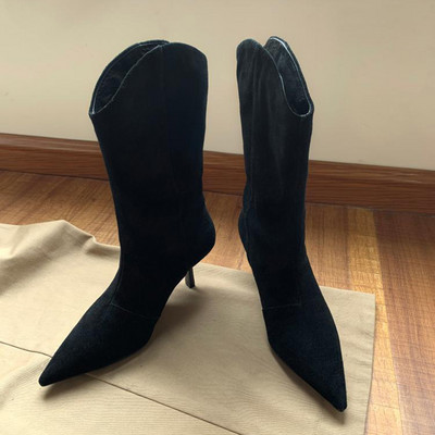 Öko velúrból készült modern női csizma vékony sarkú hegyes modellel