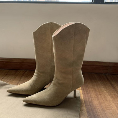 Öko velúrból készült modern női csizma vékony sarkú hegyes modellel