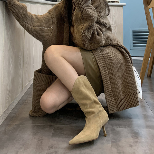 Öko velúrból készült modern női csizma vékony sarkú hegyes modellel