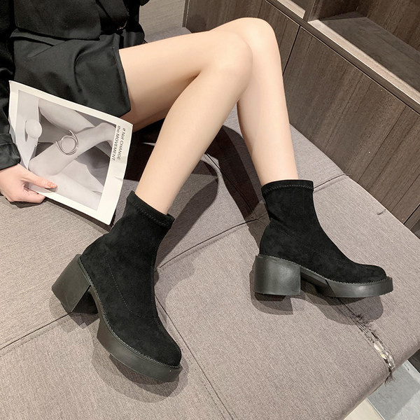 Női velúr csizma új modellje 6 cm magas sarokkal