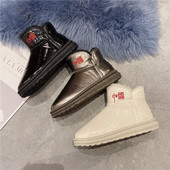 Női csizma lapos talppal és hímzéssel