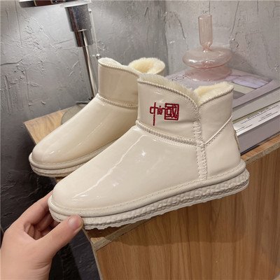 Női csizma lapos talppal és hímzéssel