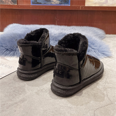 Női csizma lapos talppal és hímzéssel