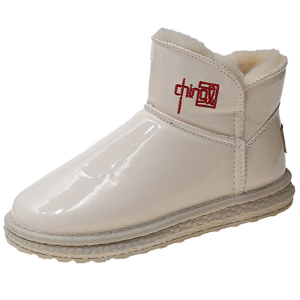 Női csizma lapos talppal és hímzéssel