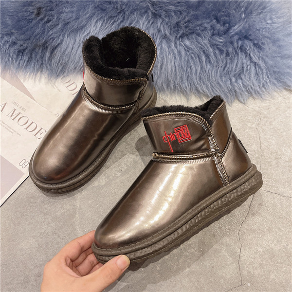 Női csizma lapos talppal és hímzéssel