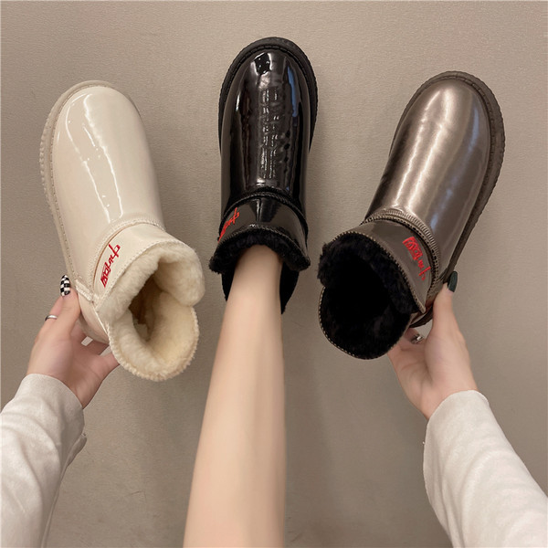 Női csizma lapos talppal és hímzéssel