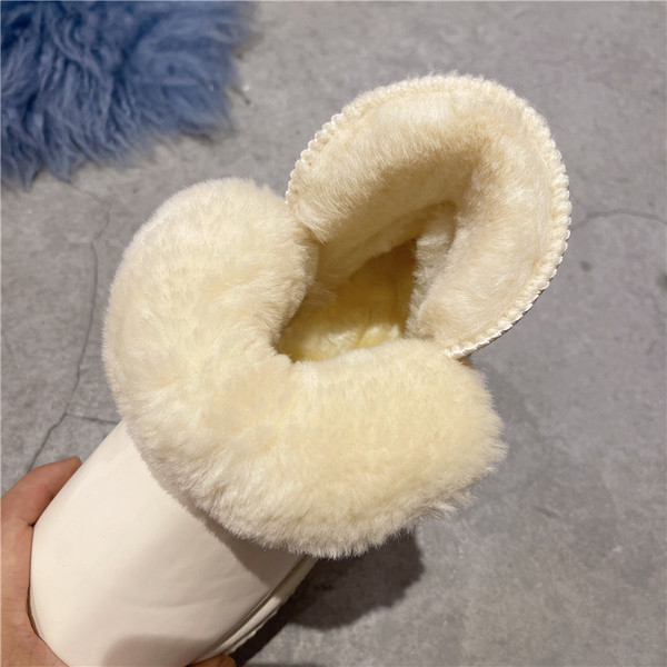 Női csizma lapos talppal és hímzéssel