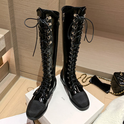 Modern női csizma fűzővel és cipzárral