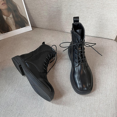 Műbőrből készült, fűzős női csizma - fekete és barna