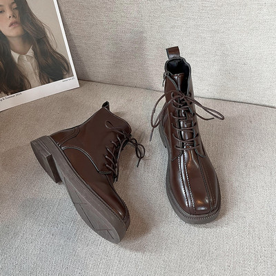 Műbőrből készült, fűzős női csizma - fekete és barna