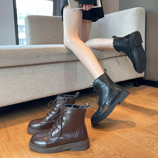 Műbőrből készült, fűzős női csizma - fekete és barna