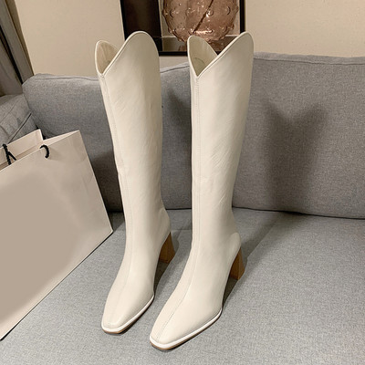 Ženske čizme s patentnim zatvaračem i nestandardnom petom