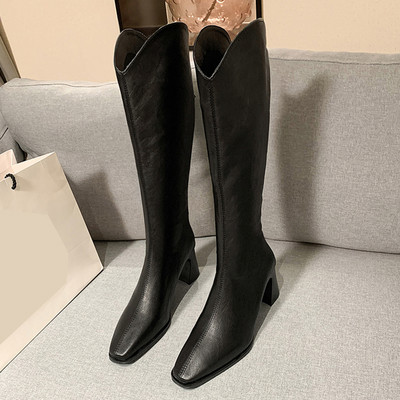 Ženske čizme s patentnim zatvaračem i nestandardnom petom