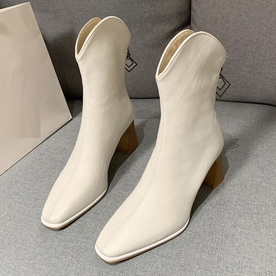 Ženske čizme s patentnim zatvaračem i nestandardnom petom