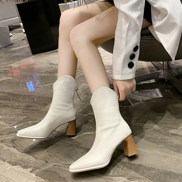 Ženske čizme s patentnim zatvaračem i nestandardnom petom