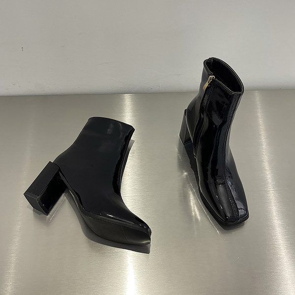 Női lakkcsizma új modellje 8 cm magas sarokkal