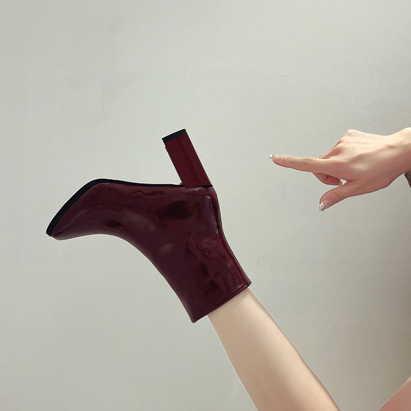 Női lakkcsizma új modellje 8 cm magas sarokkal