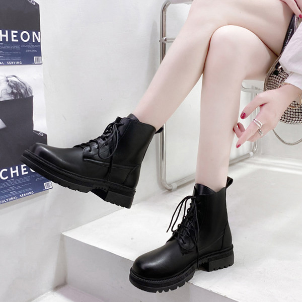 Sima, fűzős női csizma modell