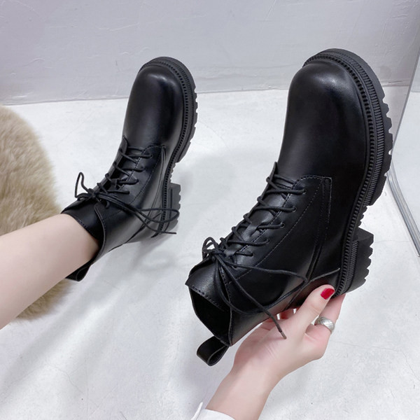 Sima, fűzős női csizma modell