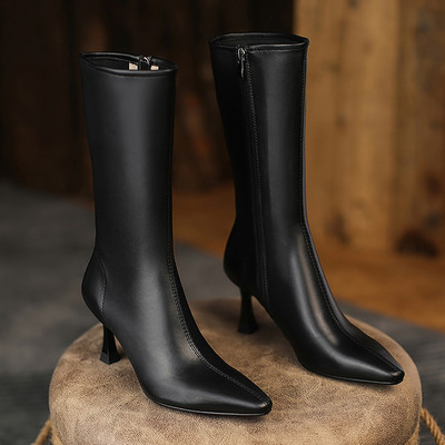 Vékony sarkú, elegáns női csizma