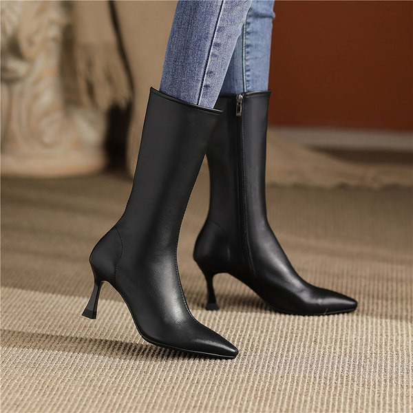 Vékony sarkú, elegáns női csizma