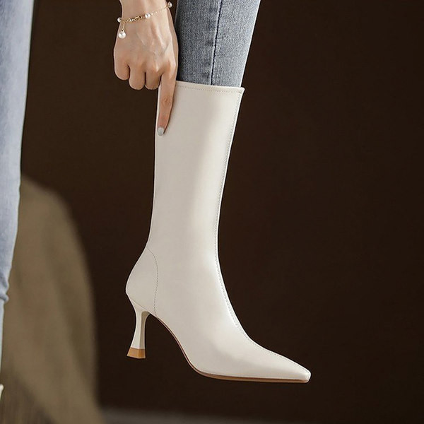 Vékony sarkú, elegáns női csizma