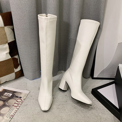 Modern, vastag sarkú csizma sima női modellel