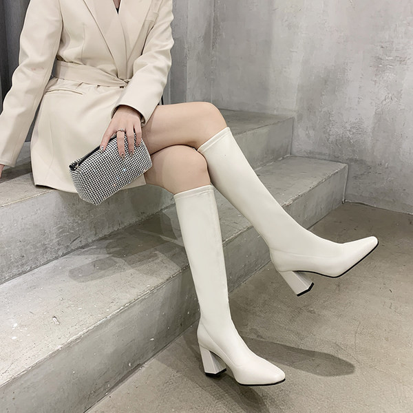 Modern, vastag sarkú csizma sima női modellel